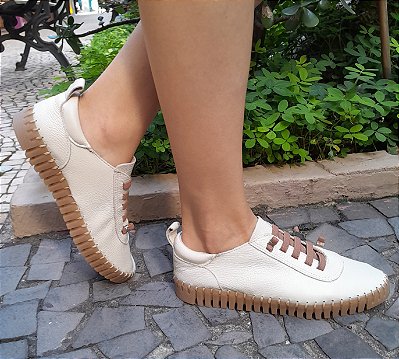 TÊNIS EM COURO 304002 OFF WHITE / SOLADO TRATORADO COM COSTURA / CADARÇO EM ELÁSTICO