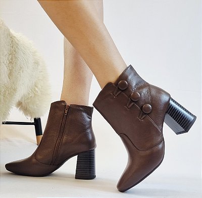 BOTA EM COURO 121485 CAFÉ / FORRAÇÃO INTERNA / CONFORTO E ELEGÂNCIA