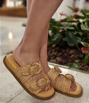 CHINELO EXTREMO CONFORTO 300275 NUDE PALHA COM PEDRAS CRISTAL DOURADAS / O CHINELO SLIDE ESTA COM TUDO / COM UMA PALMILHA MEGA CONFORTÁVEL E UMA PEGADA DESCOLADA POSSIBILITANDO  COMBINAÇÕES CASUAIS  VARIADAS / DEIXA SEU LOOK COM ESTILO