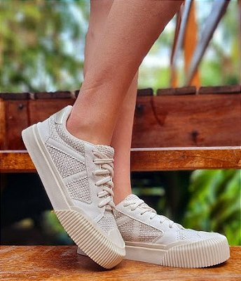 TÊNIS 2408 OFF WHITE / DETALHE TRASEIRA DOURADO