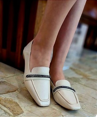 LOAFER EM COURO 79986 OFF WHITE / PEDRAS CRISTAL ONIX