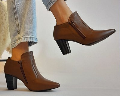 BOTA CONFORTO EM COURO 1131267 CAPUCCINO /  FORRAÇÃO INTERNA EM MALHA CACHARREL ACETINADA / PALMILHA MAIS ALTA E MACIA / SOLADO ANTIDERRAPANTE