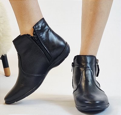 BOTA EM COURO 240011 PRETO / FORRAÇÃO INTERNA EM MALHA CACHARREL ACETINADA / PALMILHA MAIS ALTA E MACIA / SOLADO TÊNIS