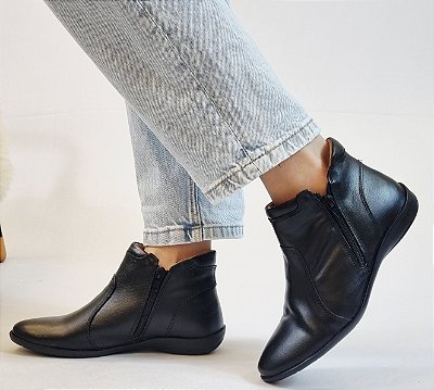 BOTA EM COURO 240011 PRETO / FORRAÇÃO INTERNA EM MALHA CACHARREL ACETINADA / PALMILHA MAIS ALTA E MACIA / SOLADO TÊNIS
