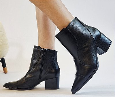 BOTA CONFORTO EM COURO 2125811 PRETO / COSTURAS  / FORRAÇÃO INTERNA EM MALHA CACHARREL ACETINADA / PALMILHA MAIS ALTA E MACIA / SOLADO ATIDERRAPANTE