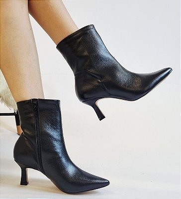 BOTA EM COURO 382285 PRETO / SALTO FINO / FORRAÇÃO INTERNA EM MALHA CACHARREL ACETINADA / PALMILHA MAIS ALTA E MACIA  / SOLADO 
ANTIDERRAPANTE