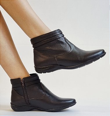 BOTA CONFORTO EM COURO 25080 CAFÉ / FORRAÇÃO INTERNA ACOLCHOADA EM MALHA CACHARREL ACETINADA / PALMILHA MACIA MAIS ALTA / SOLADO EM TÊNIS EMBORRACHADO