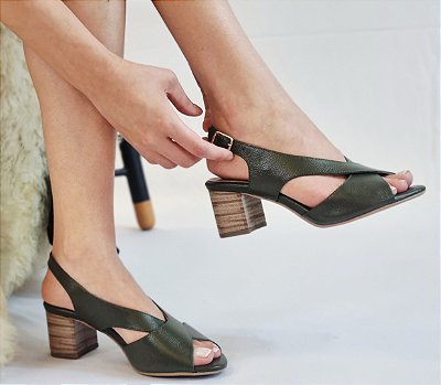 SANDÁLIA CONFORTO EM COURO 981954 VERDE MILITAR / SALTO GROSSO / FECHO TRASEIRO