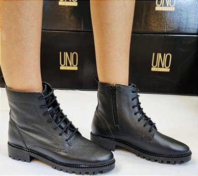 BOTA COTURNO EM COURO 406201 PRETO / SOLADO TRATORADO / CADARÇO E ZÍPER FACILITANDO O CALCE