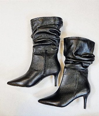 BOTA EM COURO 224238 PRETA / CANO PLISSADO / SALTO E BICO FINO / FORRAÇÃO INTERNA EM MALHA CACHARREL ACETINADA / SOLADO ANTIDERRAPANTE