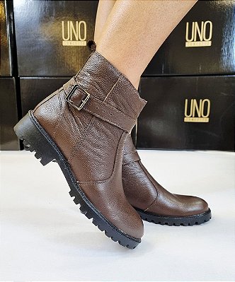 BOTA EM COURO 1165 CHOCOLATE / FORRAÇÃO INTERNA EM MALHA CACHARREL ACETINADA / SOLADO TRATORADO