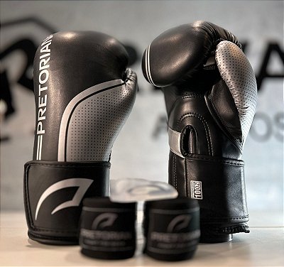 CONJUNTO LUVA BOXE/MUAY THAI FIRST FX1 UNIS PRETO/PRATA PRETORIAN 14OZ