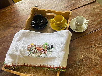 Pano de Prato Bordados Artesanalmente - Peça ÚNICA - Casa na fazenda - verde e rosa