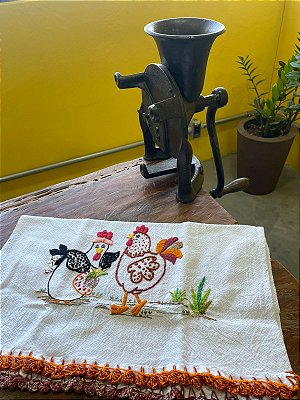 Pano de Prato Bordados Artesanalmente - Peça ÚNICA - Galinha dançando