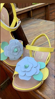 Sandalia amarela com flor azul