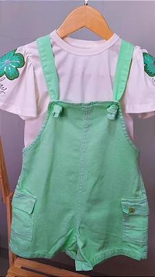 jardineira + blusa bordada com brilho verde