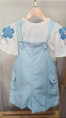 Jardineira + blusa bordada com brilho azul