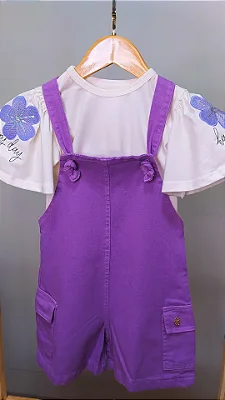 Jardineira + blusa bordada com brilho lilás