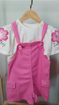 Jardineira + blusa bordada com brilho rosa