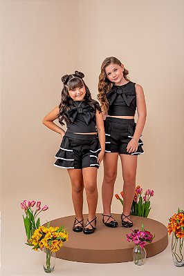 Conjunto shorts e blusa preto laços