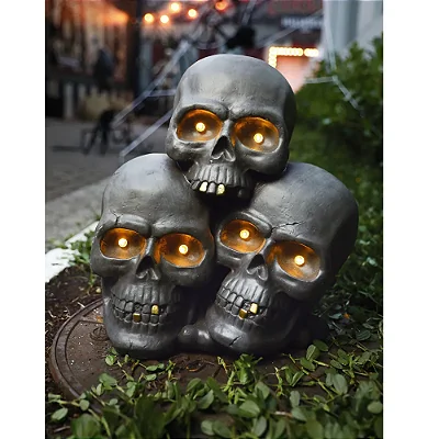 Enfeite de Resina 3 Crânios Preto com Luz Solar – 46 cm