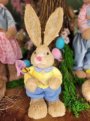 Coelho de Páscoa em Palha com Roupa e Caça-Borboletas 60cm