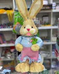 Coelho de Páscoa em Palha com Roupa Azul/Rosa 60cm