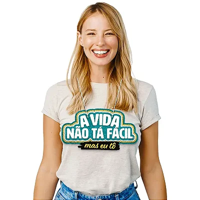 Placa Plaquinha “A Vida Não Tá Fácil” – Fantasia Carnaval – 28x16 cm