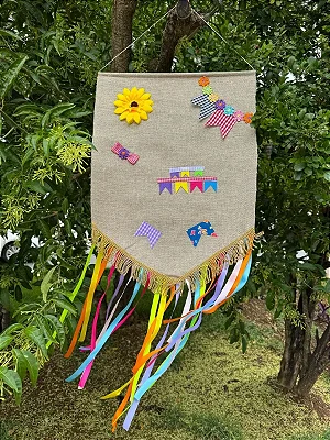 Flâmula Festa Junina em Juta Decorativa São João 76cm – Bege com Fitas Coloridas