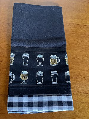 Pano de prato preto taças cerveja