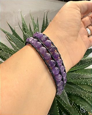 Pulseira de Ametistas com couro - fecho de imã e trançado de macramê