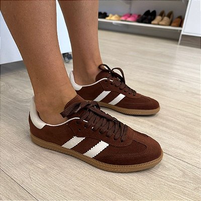 Tênis inspira Samba camurça marrom/branco