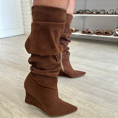 Bota cano médio Slouchy Bianca camurça marrom