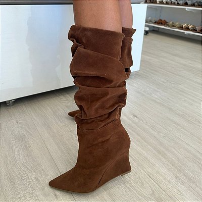 Bota cano médio Slouchy Bianca camurça marrom