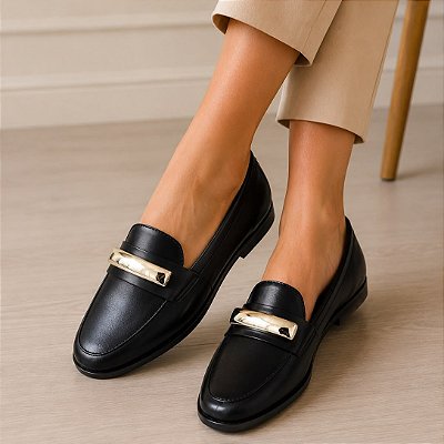 Mocassim Isis preto com detalhe metalizado dourado