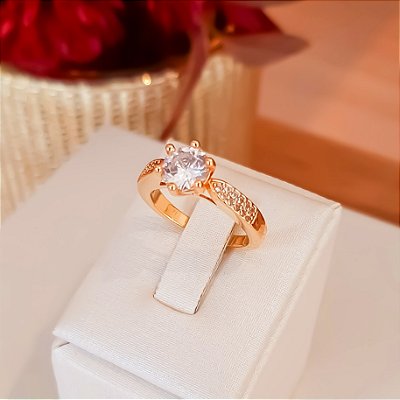 Anel solitário com zircônia central 8mm e micro zircônias