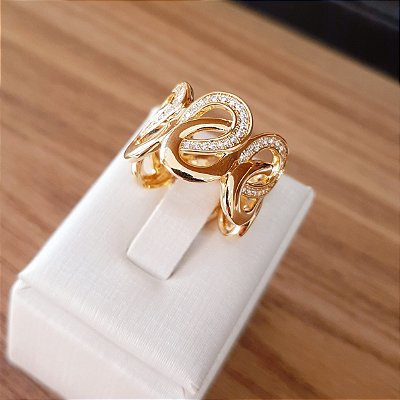 Anel largo vazado com detalhes em zircônias