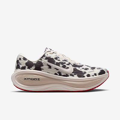 Tênis Nike Vomero Plus Cow Print Sail University Red Light Orewood Brown