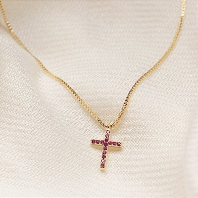 Gargantilha de crucifixo pequeno com zircônias rubis