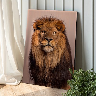 Quadro Decorativo Canvas Animal Selvagem Leão Olhos Amarelos e Fundo Rosé Vertical
