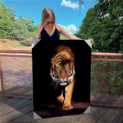 Quadro Decorativo Canvas Animal Selvagem Tigre Caminhando Fundo Preto Vertical
