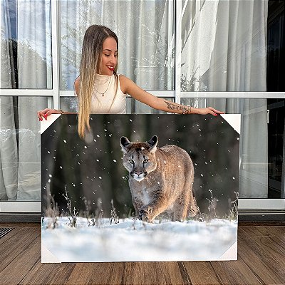 Quadro Decorativo Canvas Animais Selvagens Puma Cinza Caminhando na Neve Floresta Horizontal