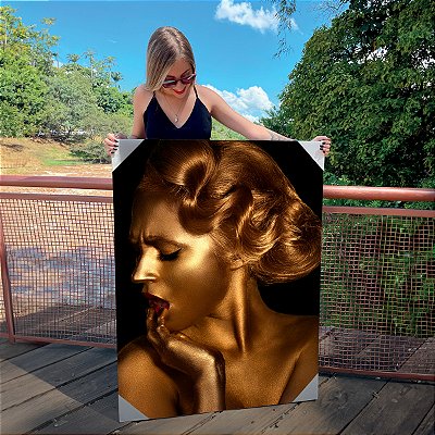 Quadro Decorativo Canvas Rosto Feminino Dourado com as Mãos Na Boca Perfil Vertical