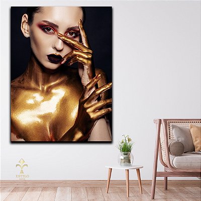 Quadro Decorativo Canvas Rosto Feminino com colo Dourado e Mãos no Rosto Vertical
