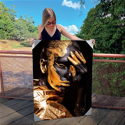 Quadro Decorativo Canvas Mulher com Maquiagem e Capa Preta e Dourada Ouro Gold Vertical