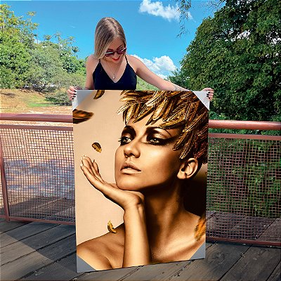 Quadro Decorativo Canvas Mulher Beleza Feminina Penas Douradas Mão no Queixo Vertical