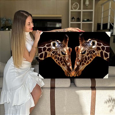 Quadro Decorativo Flutuante Animais Casal de Girafas LOVE Fundo Preto Horizontal