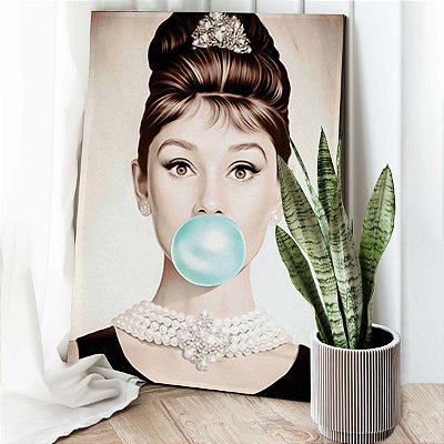 Quadro Decorativo Canvas Audrey Hepburn com Bola de Chicletes Azul Vertical