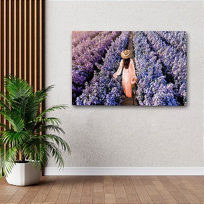 Quadro Decorativo Flutuante Mulher Andando Campo de flores Lilás