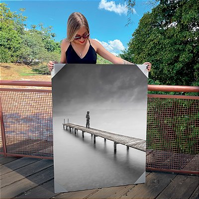 Quadro Decorativo Canvas Paisagem Homem em Ponte sobre Lago Preto e Branco Vertical